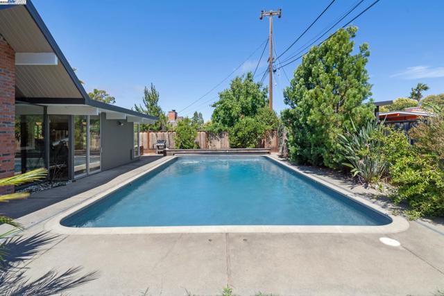 3767 Gainsborough Dr, Concord CA: https://media.crmls.org/mediaz/fea59ac8-5967-4d87-95ea-cdcbf64e4143.jpg