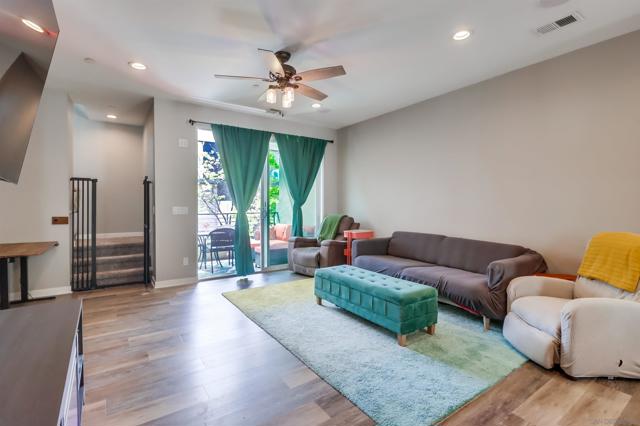 1875 Observation Way, Chula Vista CA: https://media.crmls.org/mediaz/fea5f243-a37b-4003-bc4c-0c1b702c45ef.jpg