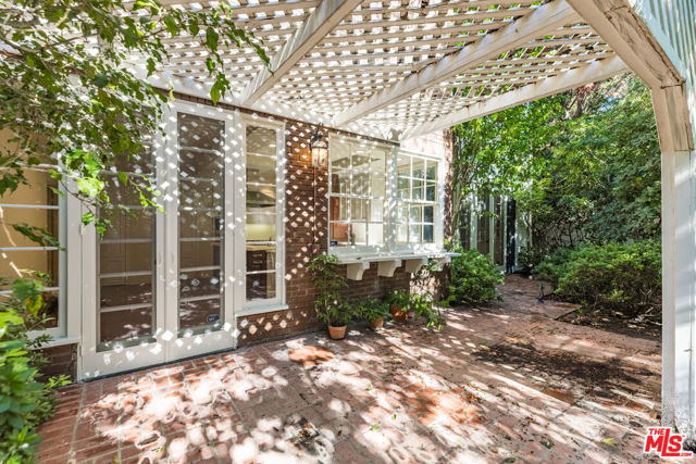 12386 Ridge Circle, Los Angeles CA: https://media.crmls.org/mediaz/fea6753f-7ba2-41a7-84cd-360bb5b91460.jpg