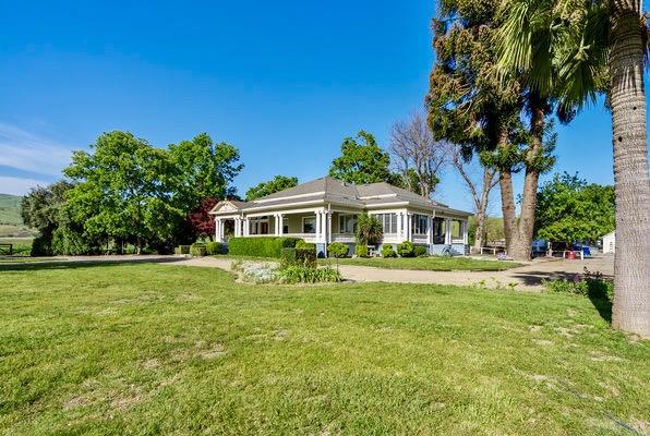 610 San Felipe Road, Gilroy CA: https://media.crmls.org/mediaz/fea6c31f-39b7-434b-a3d9-9453f9f8506c.jpg