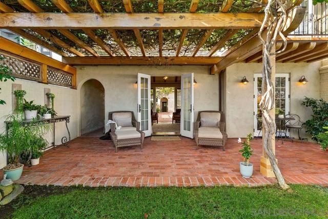 7725 Whitefield Pl, La Jolla CA: https://media.crmls.org/mediaz/fea71d45-838d-4eca-a321-9c6cb23b9513.jpg