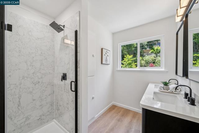 6 Greenwood Ct, Orinda CA: https://media.crmls.org/mediaz/fea7b172-a50e-43fe-9ba1-23af69dbc3af.jpg