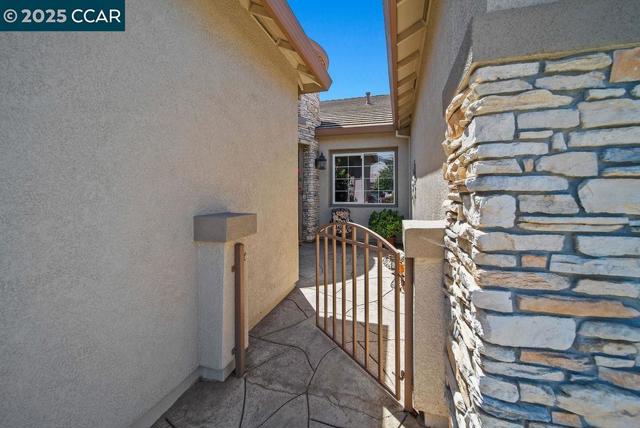 2078 Bridgeport Loop, Discovery Bay CA: https://media.crmls.org/mediaz/fea8e8a9-b128-4833-932c-5e02a1240958.jpg