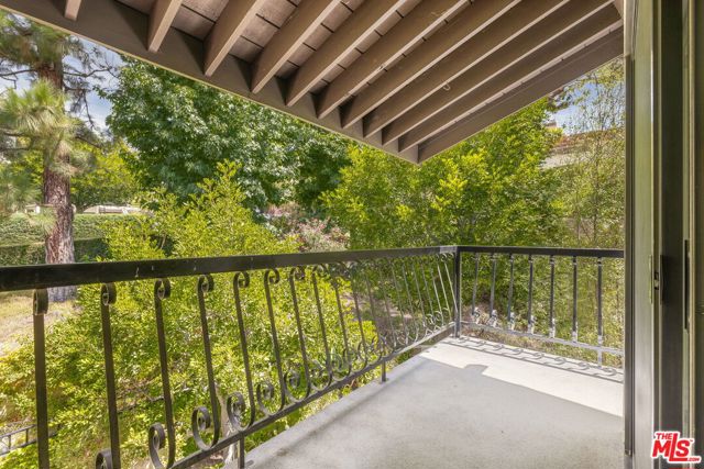 17200 Palisades Circle, Pacific Palisades CA: https://media.crmls.org/mediaz/fea9f047-b0ea-44dd-933d-f6dcda7cb23a.jpg