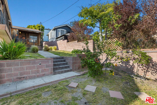 711 Pier Avenue, Santa Monica CA: https://media.crmls.org/mediaz/feaa7b46-8927-484b-ba4a-2d15289b83c0.jpg