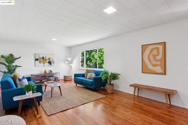 1023 Overlook Rd, Berkeley CA: https://media.crmls.org/mediaz/feaa8f70-0b3a-4519-9e35-454a6aab0193.jpg