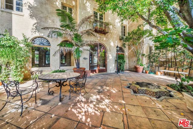 109 N Sycamore Avenue, Los Angeles CA: https://media.crmls.org/mediaz/feab5a47-f94e-4267-852c-ff98d875969a.jpg