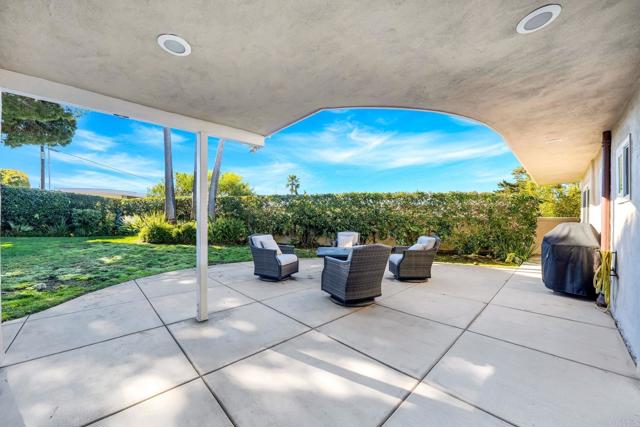 6130 Terryhill Drive, La Jolla CA: https://media.crmls.org/mediaz/feab7a4b-8c1b-4f9a-b506-3c4932a6c3f2.jpg