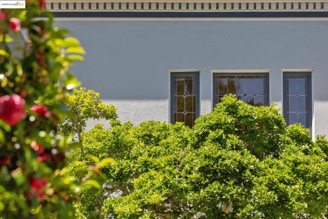 22 Sea View Ave, Piedmont CA: https://media.crmls.org/mediaz/feabd56c-dd1c-4527-8664-81b93b6a35d5.jpg