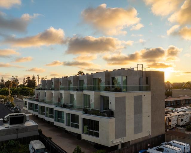 2648 State Street, Unit E, Carlsbad CA: https://media.crmls.org/mediaz/feac609b-b315-45b1-9288-6400f4274536.jpg