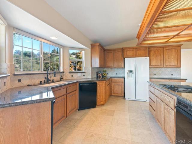 2230 Calle Dos Lomas, Fallbrook CA: https://media.crmls.org/mediaz/feacc29a-4e71-433a-9642-0f34135e6d52.jpg