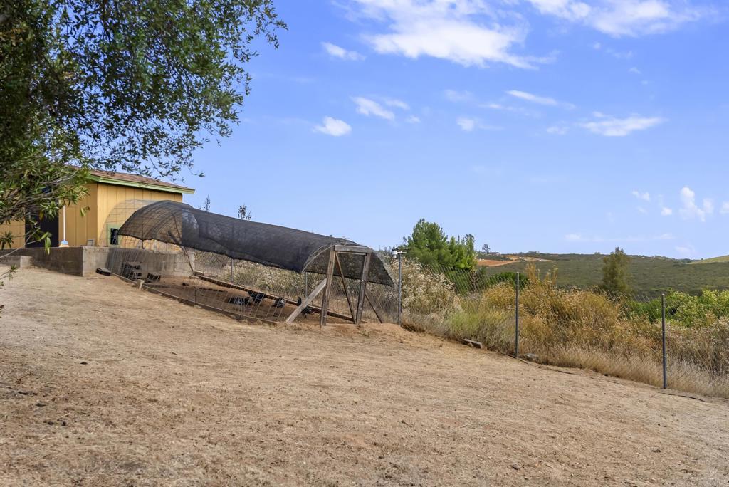 https://media.crmls.org/mediaz/feaced53-5fef-47d4-bacc-631ef9d887f1.jpg?preset=X-Large