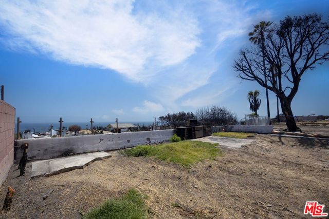 18428 Clifftop Way, Malibu CA: https://media.crmls.org/mediaz/fead1042-2b2c-4f87-b418-2b9a93a87d91.jpg