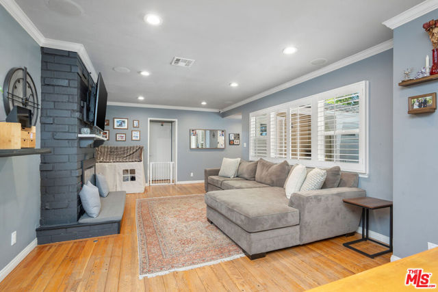 5146 Topanga Canyon Boulevard, Woodland Hills CA: https://media.crmls.org/mediaz/fead7488-5724-4976-9337-efd964d8b5f2.jpg