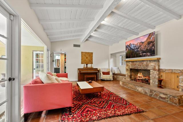 1387 E Verbena Drive, Palm Springs CA: https://media.crmls.org/mediaz/feadc04e-a6d2-4399-a764-ad5fd843df84.jpg