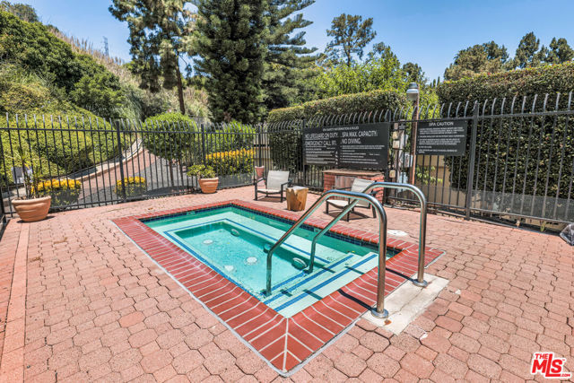 6700 Hillpark Drive, Los Angeles CA: https://media.crmls.org/mediaz/feae069a-b051-424d-9aa9-b3ef97058504.jpg