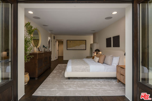 2444 Lyric Avenue, Los Angeles CA: https://media.crmls.org/mediaz/feae4001-d0ae-4a4f-b1bd-7437c258e4d2.jpg