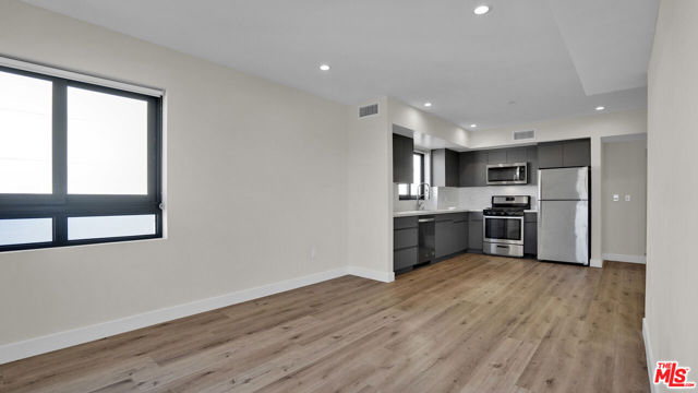 846 S Mariposa Avenue, Los Angeles CA: https://media.crmls.org/mediaz/feafe904-85fb-4c3f-8839-a1cb5fa271ae.jpg