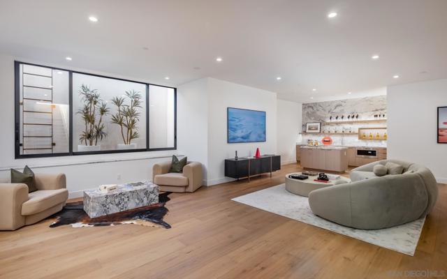 722 Amphitheatre Dr, Del Mar CA: https://media.crmls.org/mediaz/feb02cf0-688f-450c-8696-76e7a80638d9.jpg