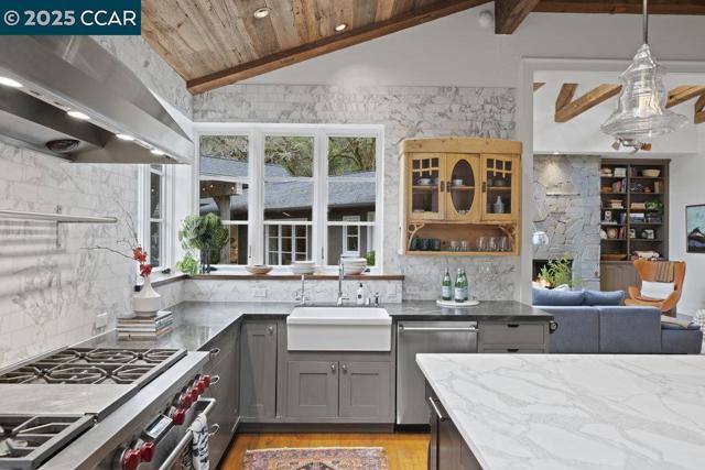 15 Cascade Ln, Orinda CA: https://media.crmls.org/mediaz/feb076f9-5aea-4dbe-83f3-fa4471ce9662.jpg