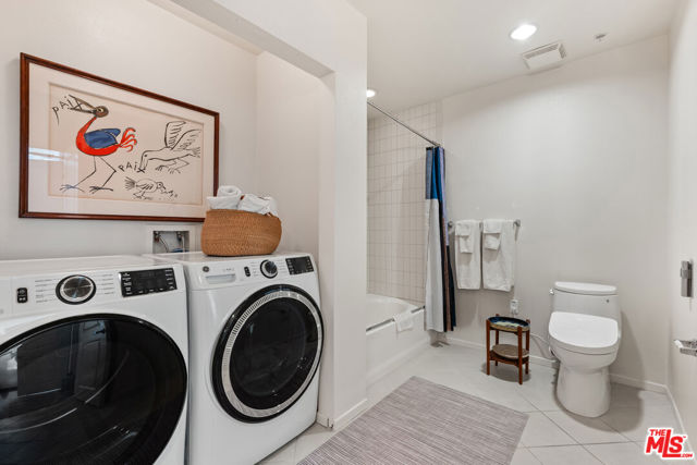 267 S San Pedro Street, Los Angeles CA: https://media.crmls.org/mediaz/feb1ca39-ae03-41c7-84e2-35383688054c.jpg