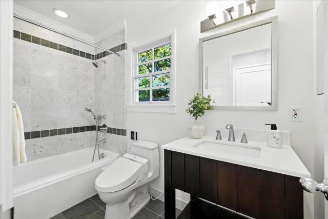 162 Del Monte Avenue, Los Altos CA: https://media.crmls.org/mediaz/feb1ebf3-1891-4535-8539-84cca7f5146b.jpg