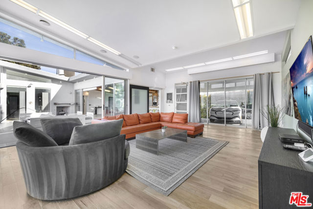7275 Mulholland Drive, Los Angeles CA: https://media.crmls.org/mediaz/feb2137d-e012-4372-9364-2df489d1e75e.jpg