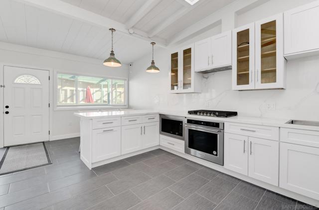 1680 B Seacoast Drive Unit B, Imperial Beach CA: https://media.crmls.org/mediaz/feb29fc5-040a-4cd3-afd3-6f6ee1317404.jpg