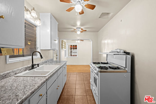2333 Warwick Avenue, Los Angeles CA: https://media.crmls.org/mediaz/feb2ea5d-bd45-44e2-8c12-91cde2dca607.jpg