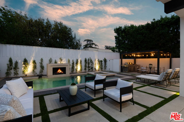 526 N Plymouth Boulevard, Los Angeles CA: https://media.crmls.org/mediaz/feb32246-ef68-428f-b520-980aeb285e5f.jpg
