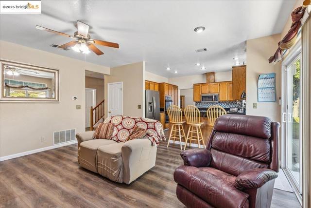 1531 Rutherford Ln, Oakley CA: https://media.crmls.org/mediaz/feb58cf8-c06d-415f-a4d2-e447361642ef.jpg