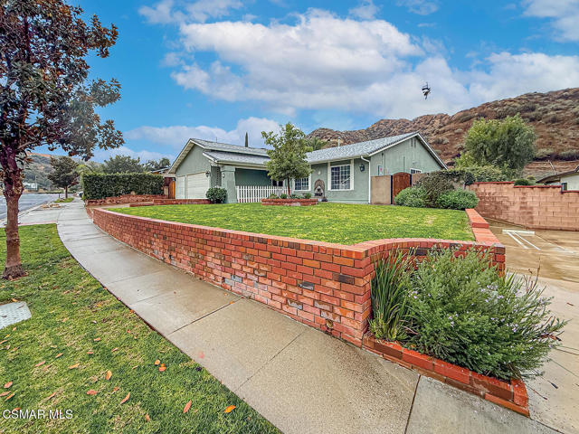 751 Muirfield Avenue, Simi Valley CA: https://media.crmls.org/mediaz/feb5ff1a-f9b9-4276-9f7c-08ae439d3f22.jpg