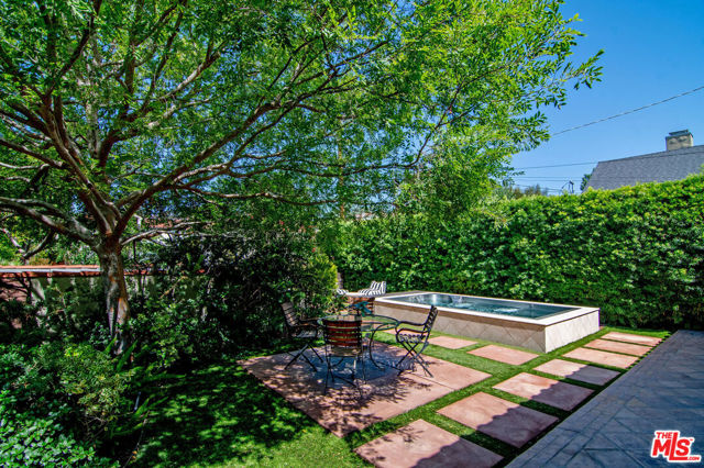 503 N Plymouth Boulevard, Los Angeles CA: https://media.crmls.org/mediaz/feb6c557-c8c6-408d-8835-d9890d759947.jpg