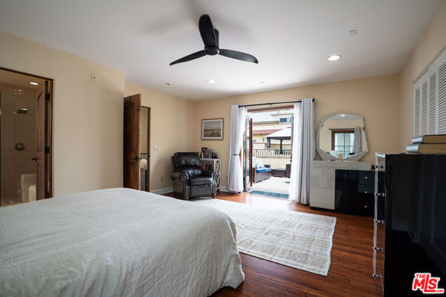 1331 N Sycamore Avenue, Los Angeles CA: https://media.crmls.org/mediaz/feb74f9f-3426-409b-8b20-fbcff544c65f.jpg