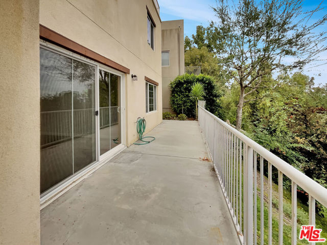 5692 Como Circle, Woodland Hills CA: https://media.crmls.org/mediaz/feb77e7e-3d86-4680-aab3-676a5179c2cc.jpg