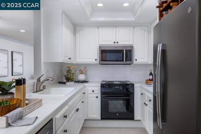 2432 Pine Knoll Dr, Walnut Creek CA: https://media.crmls.org/mediaz/feb78910-77b0-4c75-9662-c0736c4b698c.jpg