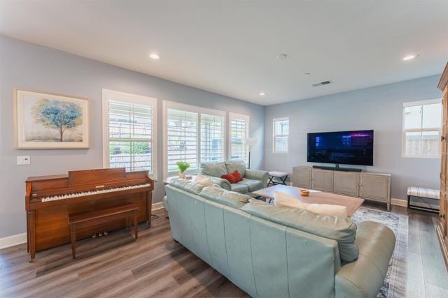 Detail Gallery Image 5 of 27 For 1127 Calle Pilares, Chula Vista,  CA 91913 - 4 Beds | 3/1 Baths