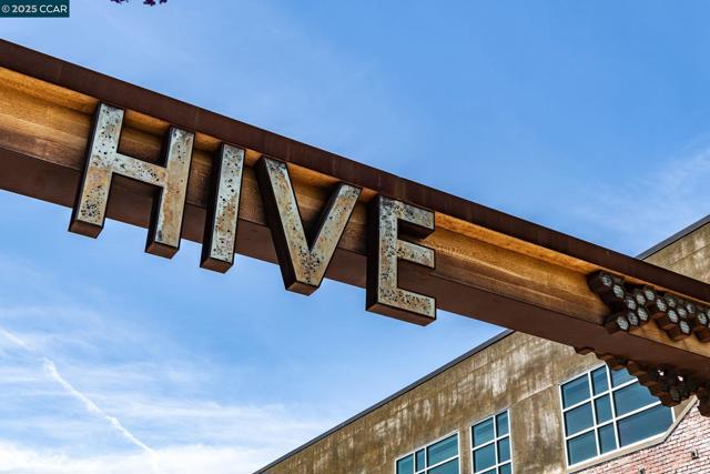 438 W Grand Ave, Oakland CA: https://media.crmls.org/mediaz/feb8a328-5531-4c24-9c87-52688fa12382.jpg
