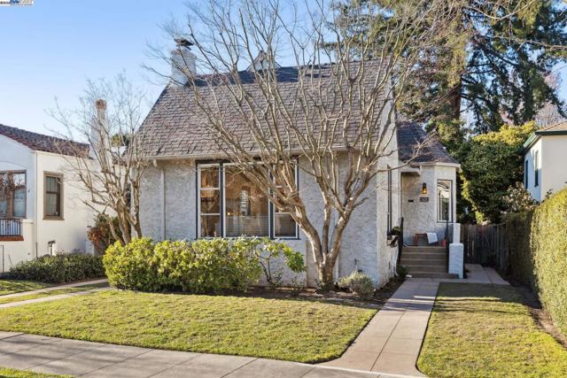 1421 Grove St, Alameda, California 94501, 3 Bedrooms Bedrooms, ,1 BathroomBathrooms,Single Family Residence,For Sale,Grove St,41082649