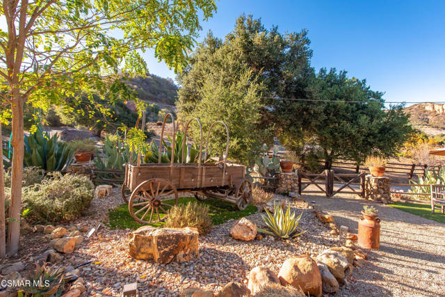 356 E Carlisle Road, Thousand Oaks CA: https://media.crmls.org/mediaz/feb8fa91-0d3e-4ad8-9c9e-e31d6b167a1a.jpg