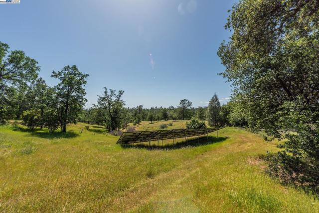 21679 Squaw Grass Trail, Redding CA: https://media.crmls.org/mediaz/febad9ee-beef-438d-862d-a8a8c074d418.jpg