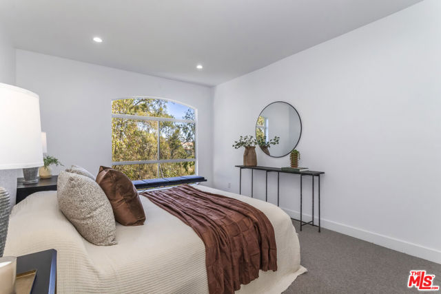 410 S Barrington Avenue, Los Angeles CA: https://media.crmls.org/mediaz/febb6a5c-ea0c-4113-8c0f-59886acfc609.jpg