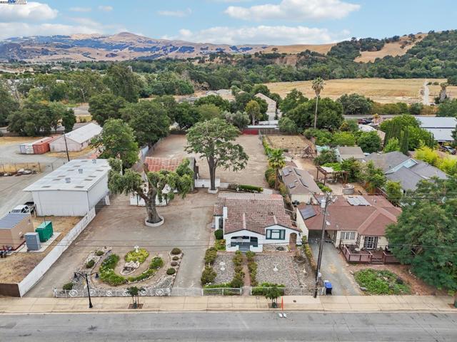 11768 Main St, Sunol CA: https://media.crmls.org/mediaz/febc1246-474b-4b29-9ebc-76750c8f3dac.jpg