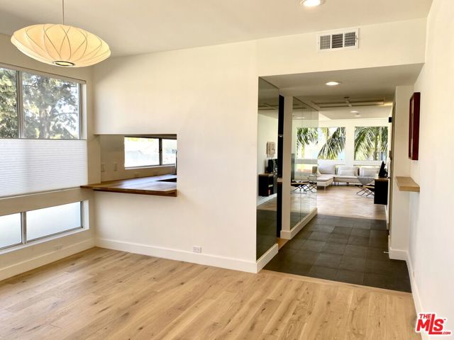 2237 S Bentley Avenue, Los Angeles CA: https://media.crmls.org/mediaz/febeaf99-9763-4230-af1e-ca659fc1852e.jpg