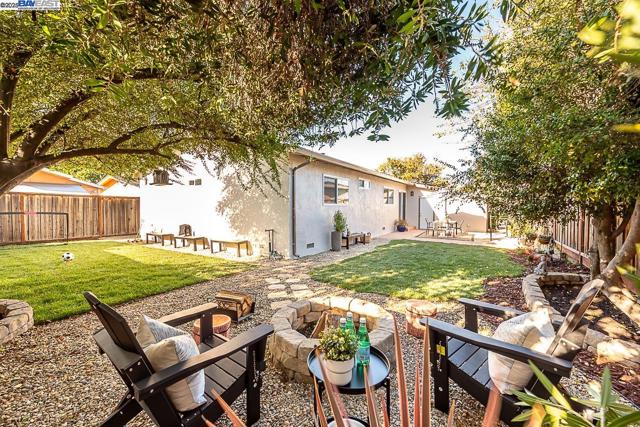 41327 Erma Ave, Fremont CA: https://media.crmls.org/mediaz/febfb0b2-83c8-4c55-a244-0390295a8331.jpg