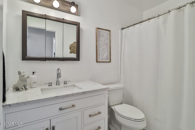 168 E Gainsborough Road, Thousand Oaks CA: https://media.crmls.org/mediaz/febfb88d-4277-4645-9bf0-eef8366b2a37.jpg