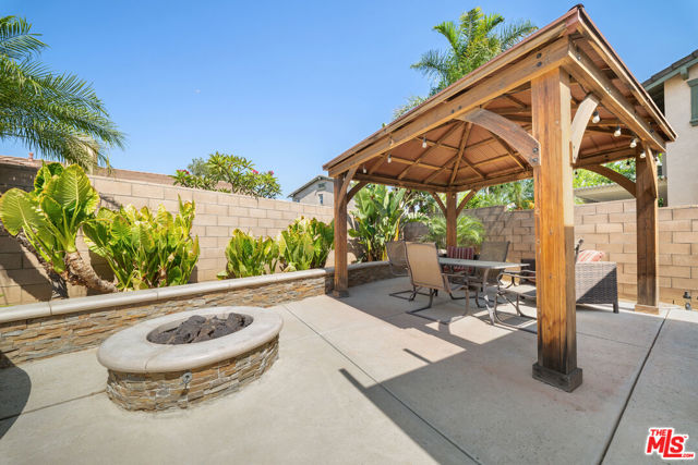 11501 Trailrun Court, Riverside CA: https://media.crmls.org/mediaz/fec00965-b03a-4a62-9838-f599f5d026ae.jpg