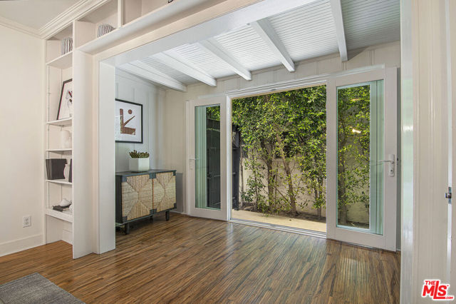 565 N Arden Boulevard, Los Angeles CA: https://media.crmls.org/mediaz/fec02bb8-7c05-47dc-9b96-333bf85079dc.jpg
