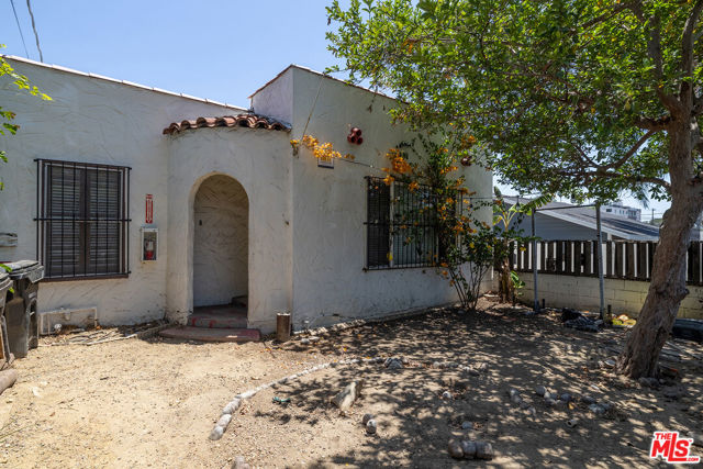 700 N Dillon Street, Los Angeles CA: https://media.crmls.org/mediaz/fec0652d-8707-4534-8f32-b38419b2c730.jpg
