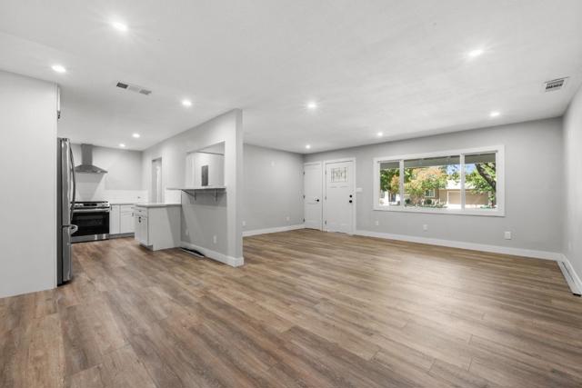 212 E Longview Avenue, Stockton CA: https://media.crmls.org/mediaz/fec2f9a5-af6e-4c6c-a401-f30a1d0c7006.jpg